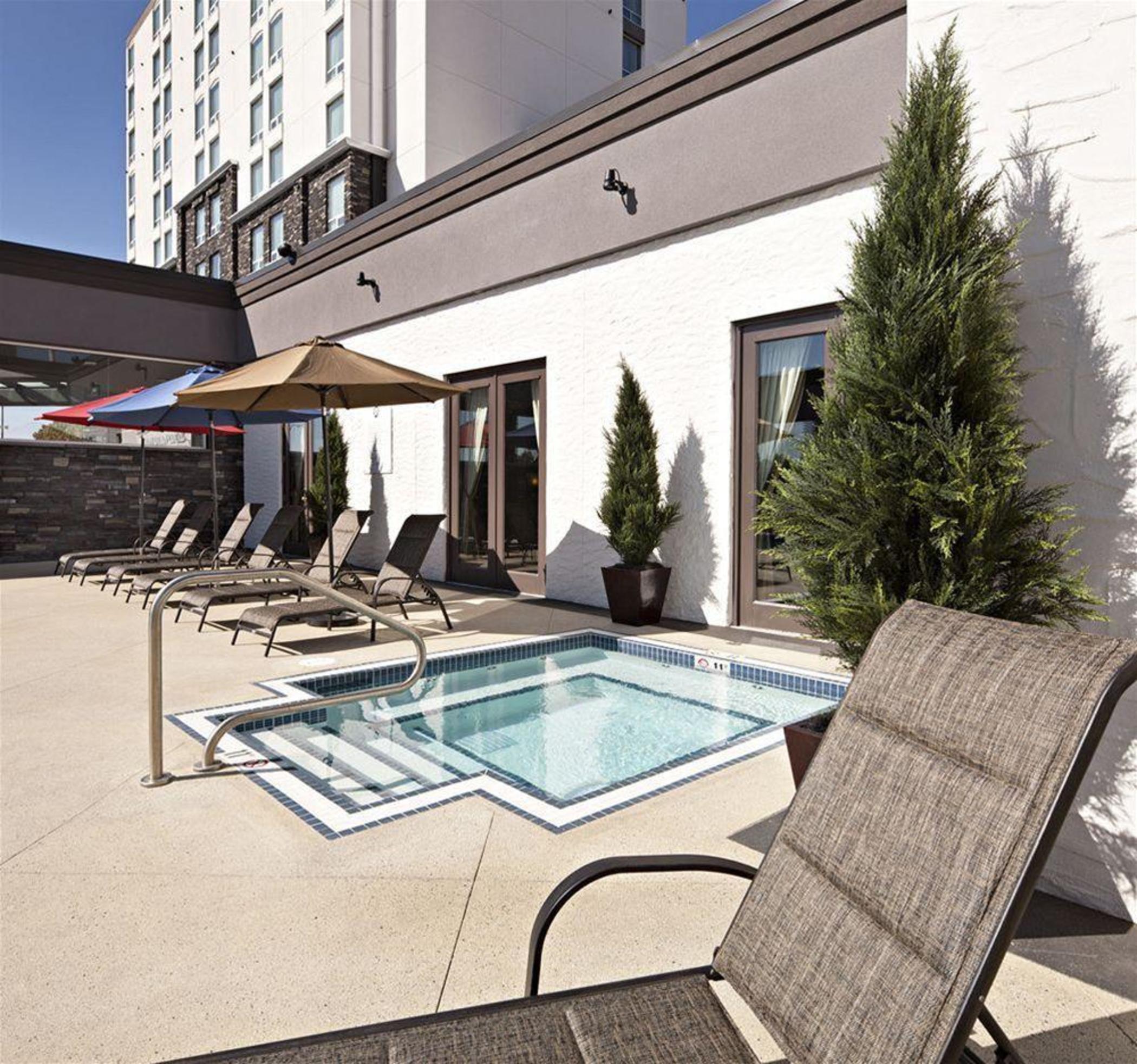 Carriage House Hotel And Conference Centre YYC Exterior foto